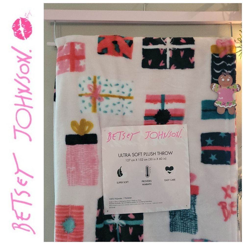 🔥🔥**NEW** Betsey Johnson💗Christmas Presents Throw Blanket